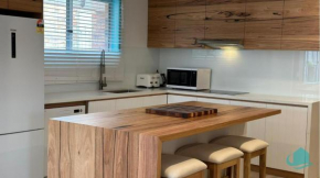 Tasmans Hideaway - Stunning villa close to Beach
